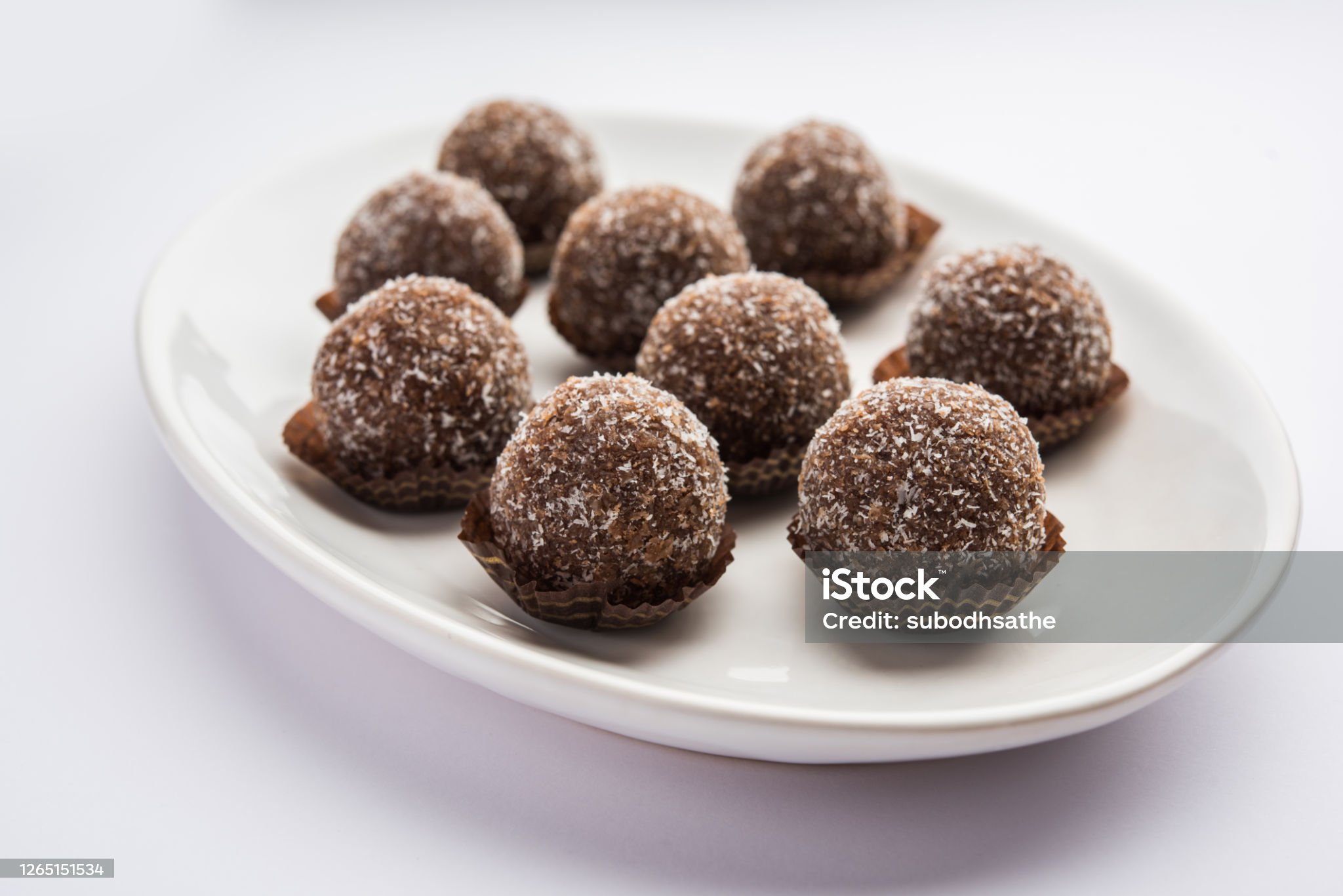 Chocolate Coconut Laddu or Laddoo is a twist to a traditional Nariyal Ladoo by mixing cocoa powder