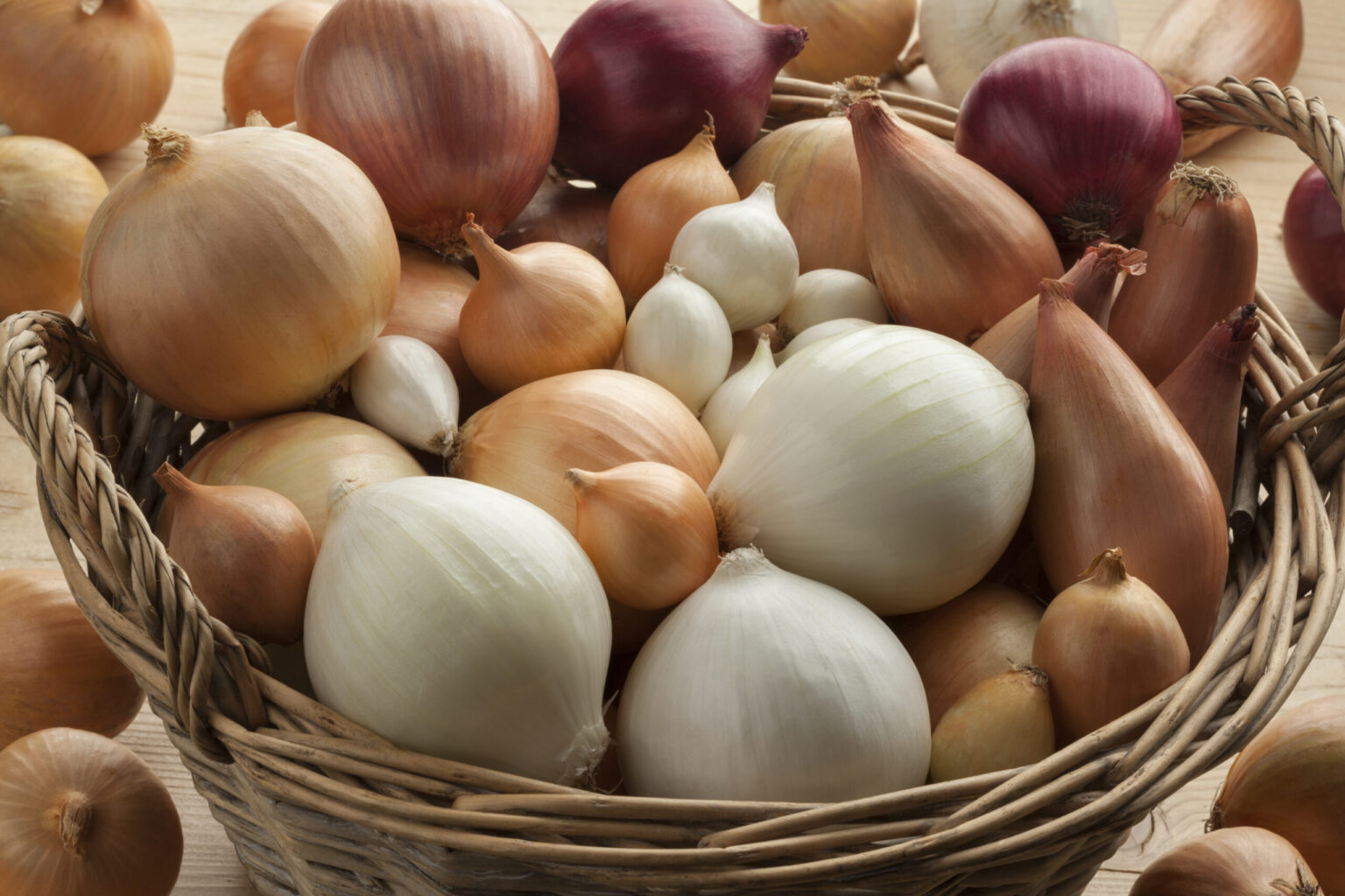 Diversity of fresh raw onions in a basket