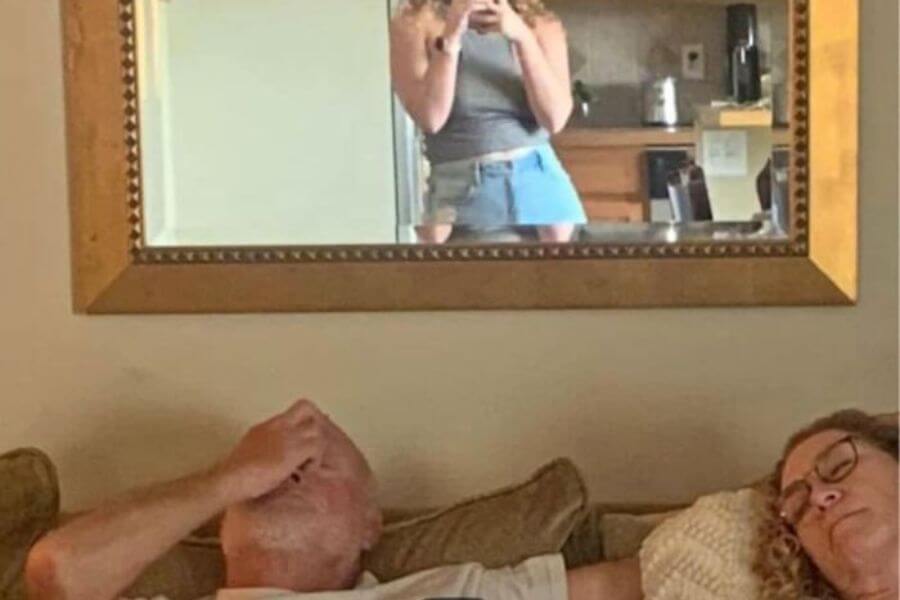 mirror selfie photbomb