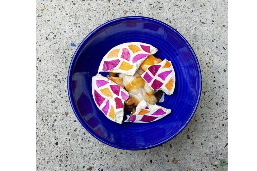 comida deconstruida de varios colores sobre un plato azul