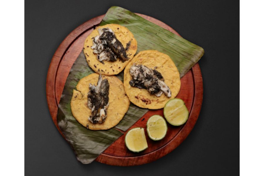 tacos de pescado en un plato de madera