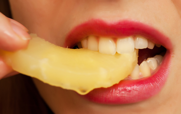 your-mouth-gets-sore-after-eating-pineapple-for-a-reason-that-will