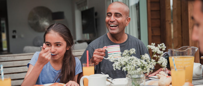 teens eating breakfast