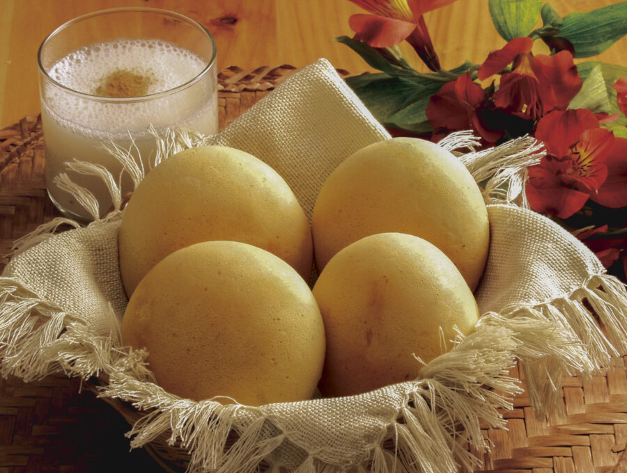 a basket of pandebono, a typical dish of the department of Valle del Cauca and is also prepared throughout Colombia. Its origin is from the city of Cali.