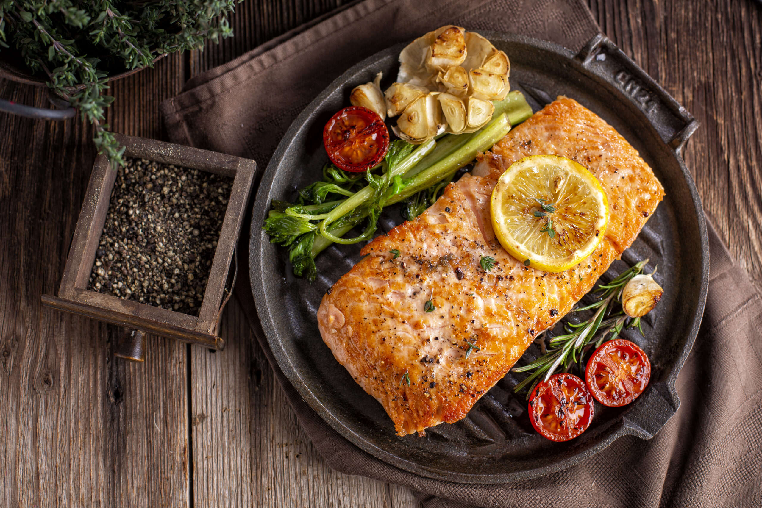 Barbecuing salmon and vegetables.