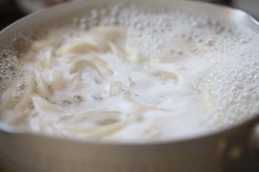 boiling udon noodles