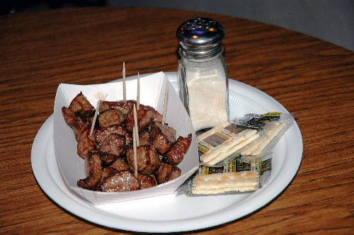 A plate of chislic, crackers, and salt. Posted to Wikipedia by user Gomboc2008