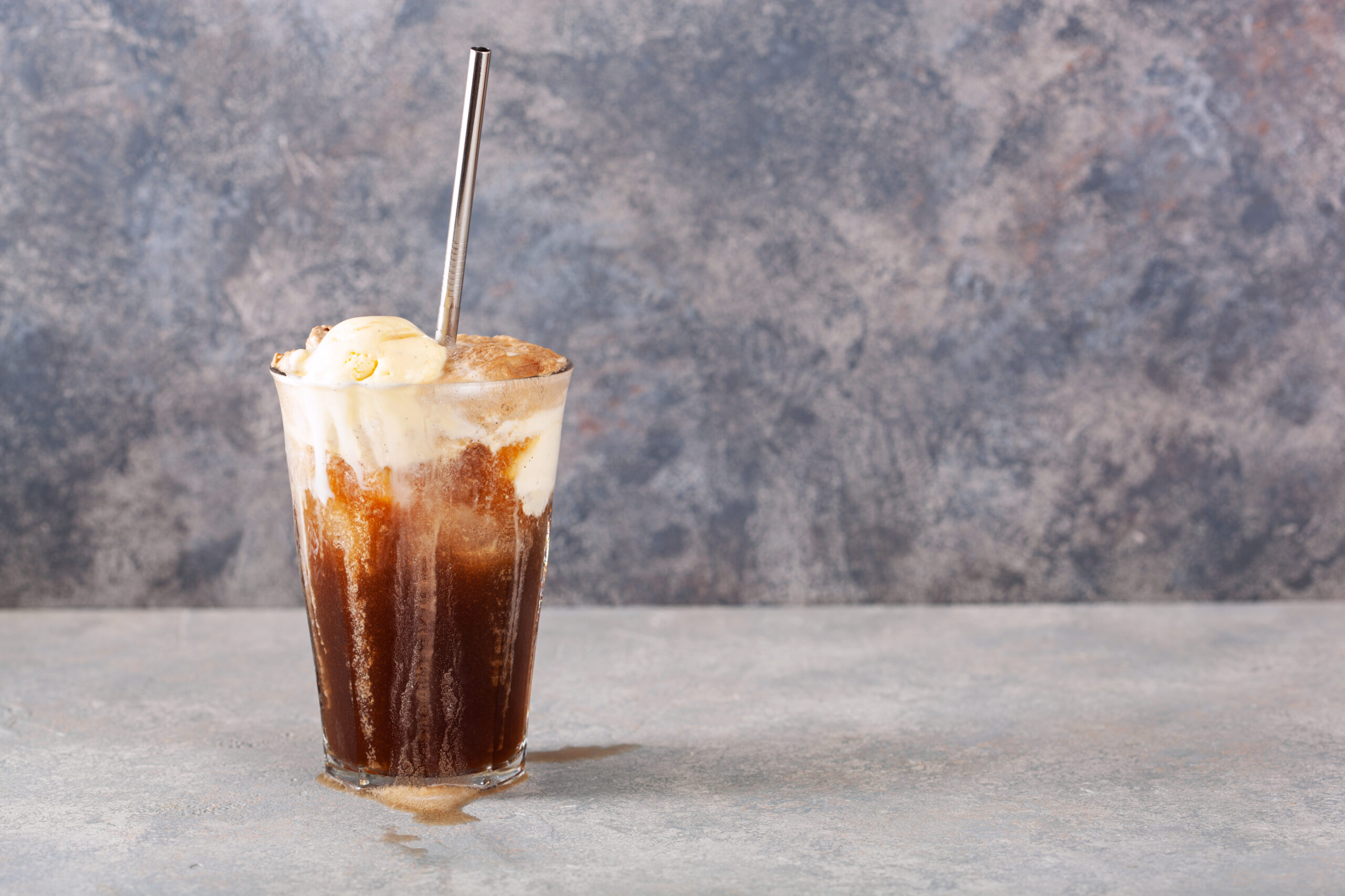 american ice cream float with soft drink