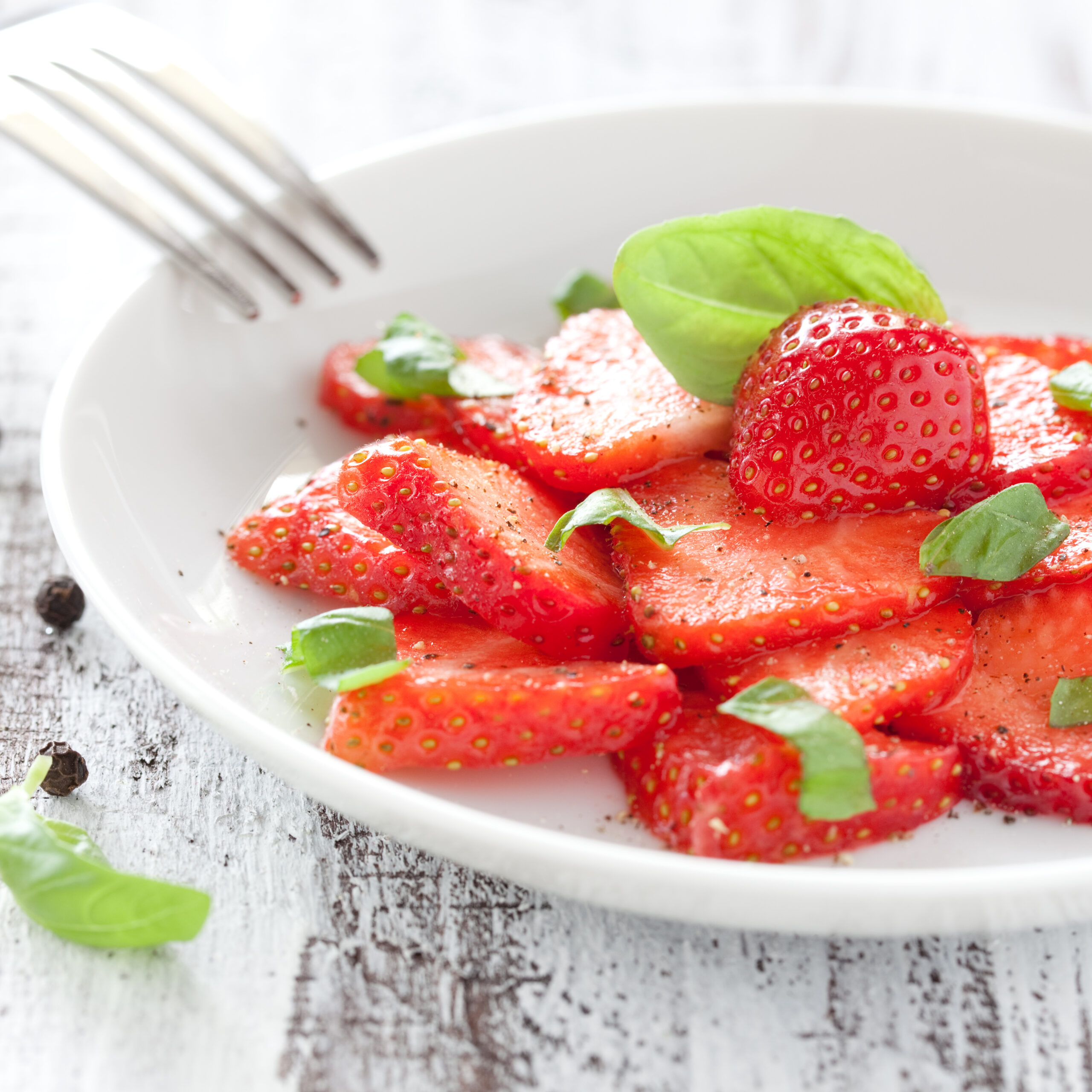 fresh carpaccio with strawberries and basil