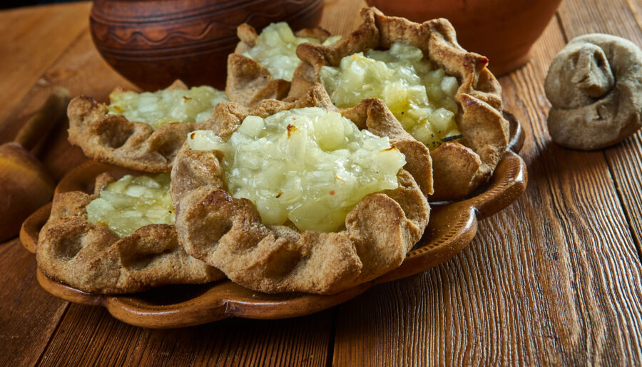 Karelian pasty with apples 