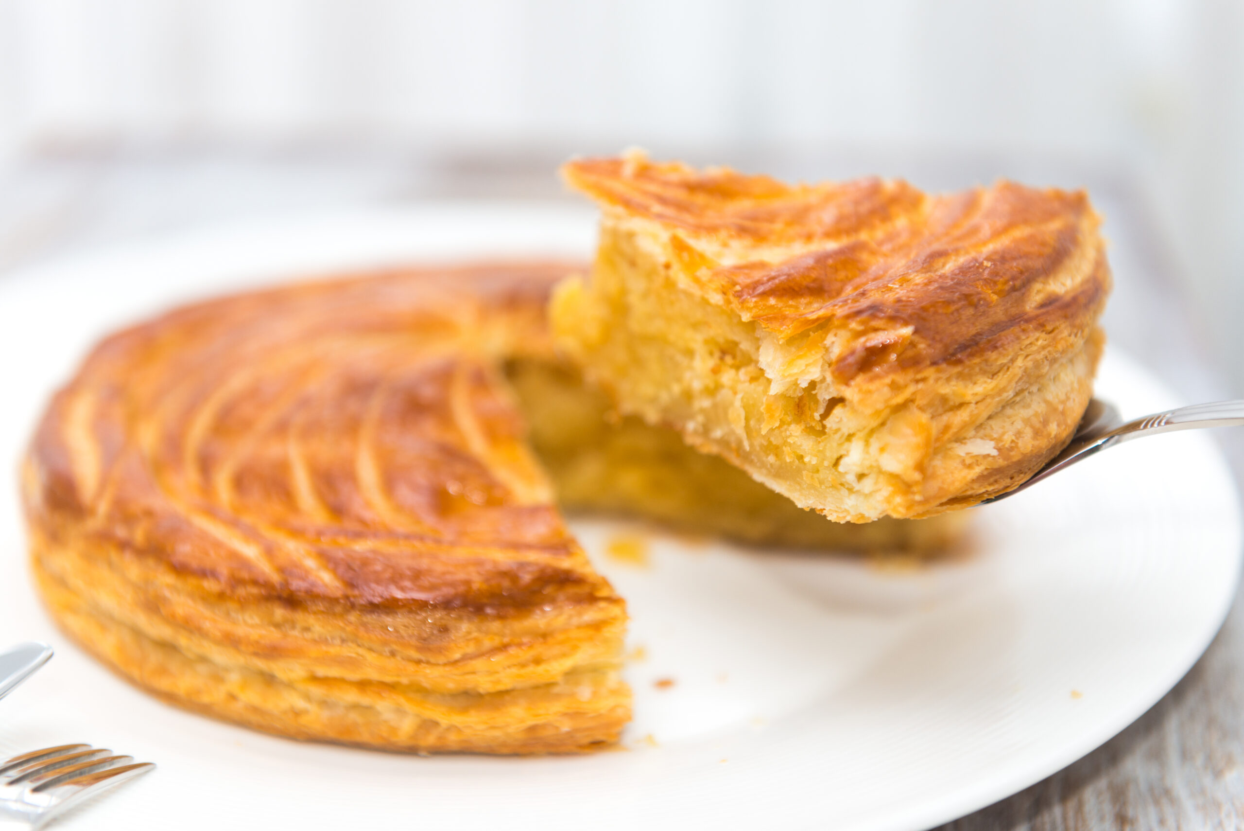 Serving pithivier slice