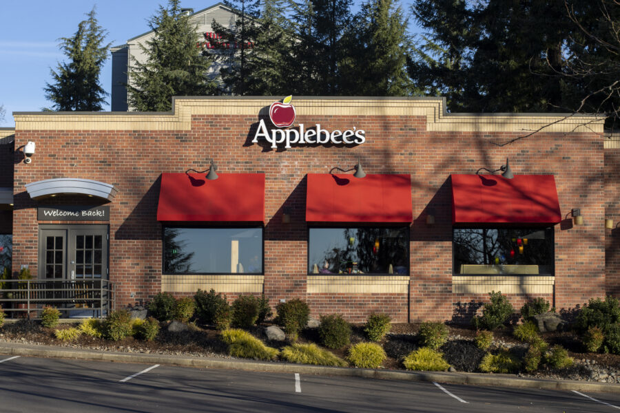 Front view of an Applebee’s restaurant in Lake Oswego, Oregon. 