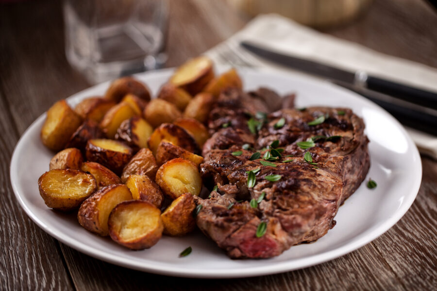 Grilled beefsteak with potateos