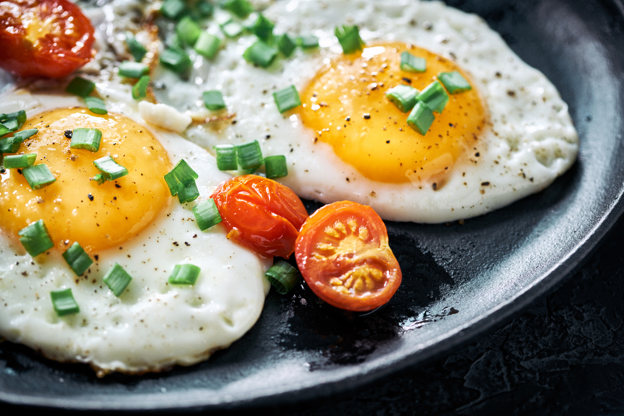 Fried eggs with tomatoes