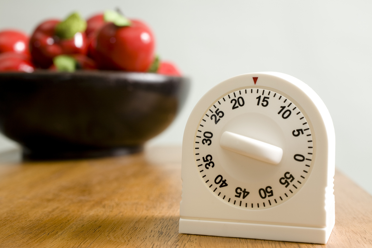 Timer set at 17 minutes with wooden bowl of apples in background.