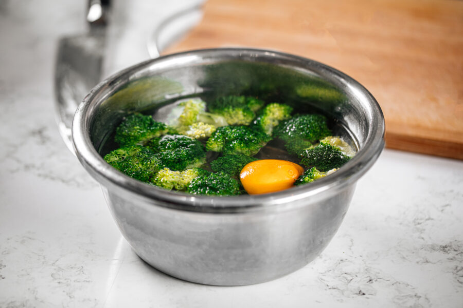 Blanching broccoli in a hot water with lemon