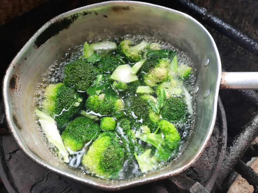 Boiling Broccoli in hot wate