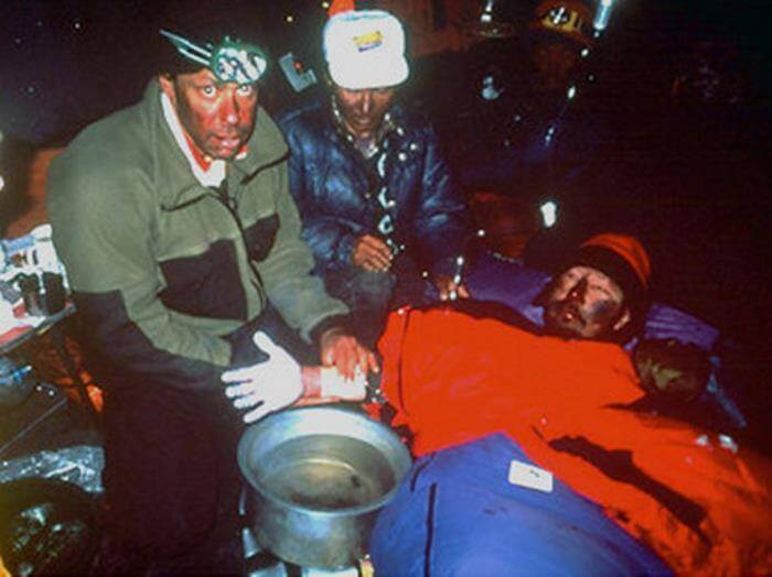 Beck Weathers treated by doctors