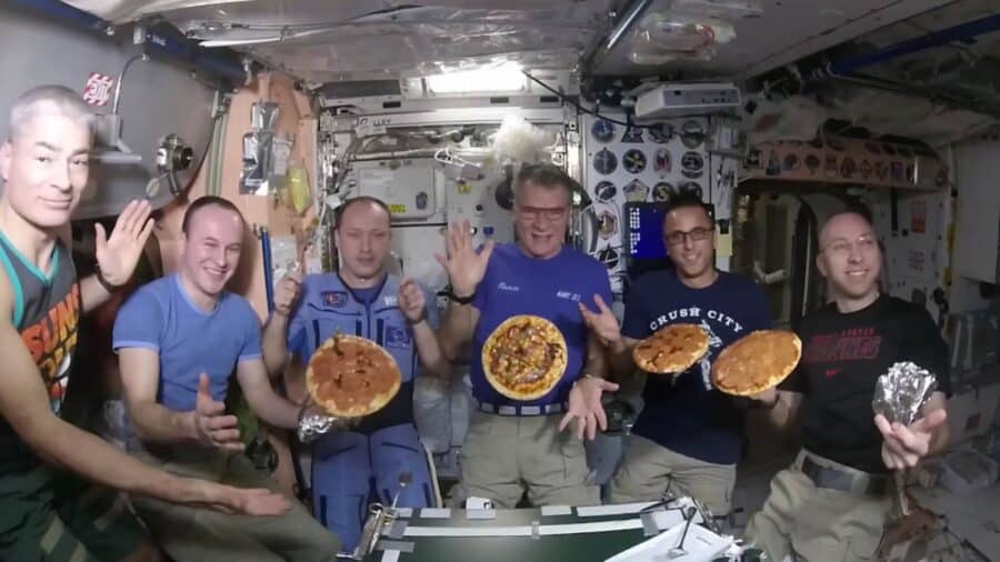 Gli Astronauti della Expeition 53 gustano le loro pizze nella loro "Pizza night" nella ISS.