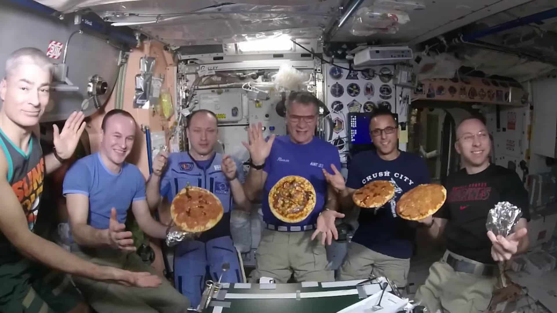 Gli Astronauti della Expeition 53 gustano le loro pizze nella loro 