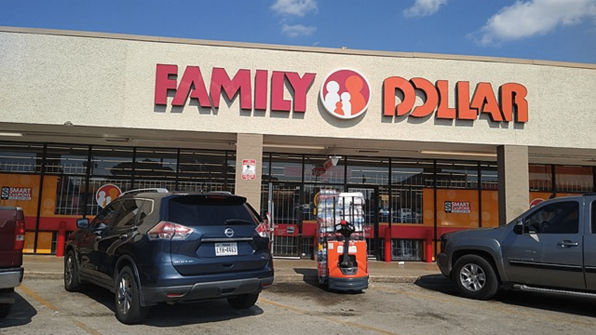 The front of a Family Dollar