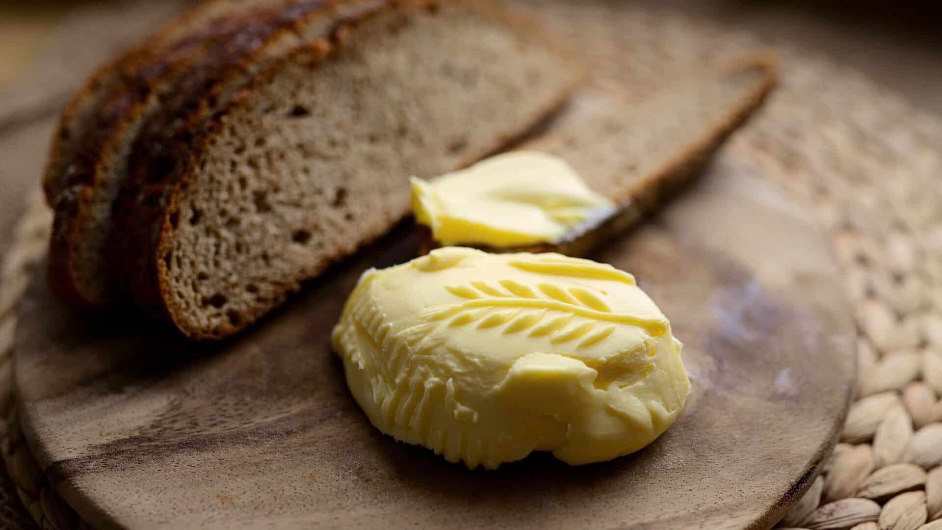 A butter slice with a decretive design