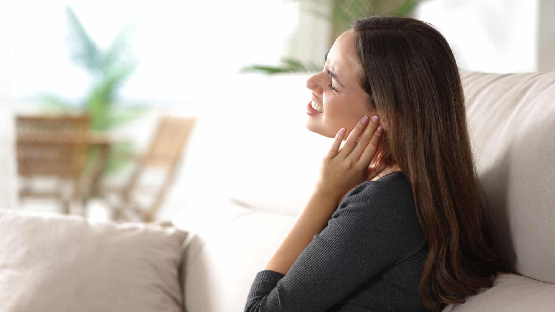 Woman with pain in her head