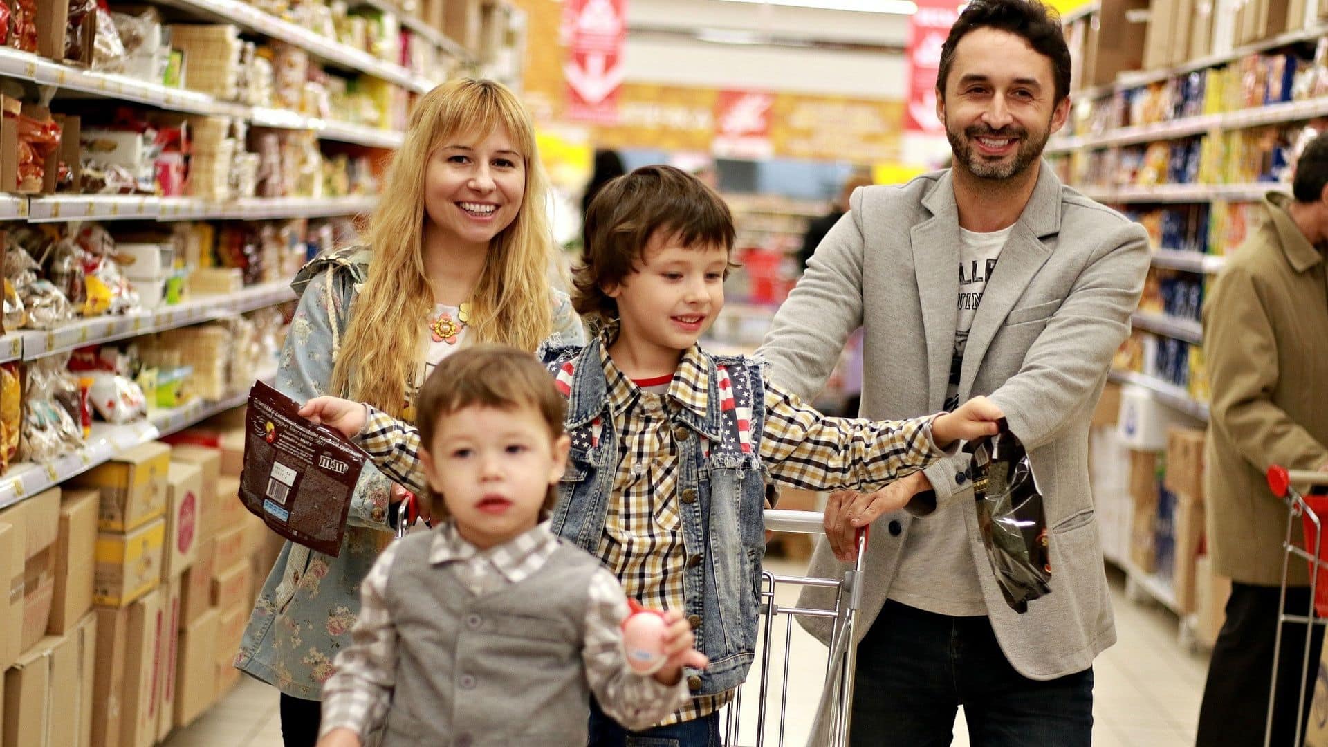 Family buying groceries