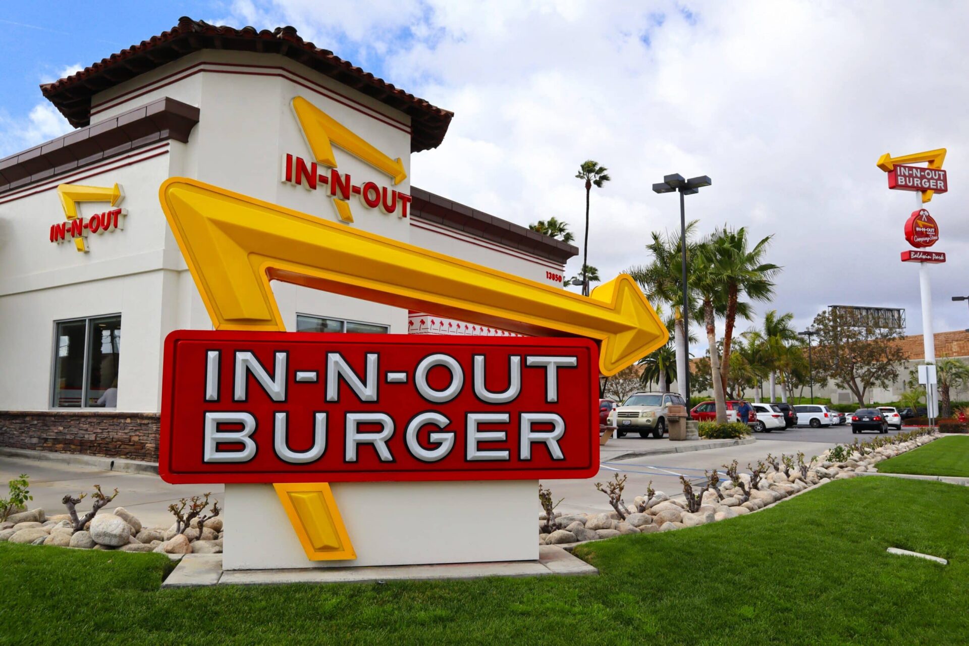 In-N-Out Burger restaurant exterior.