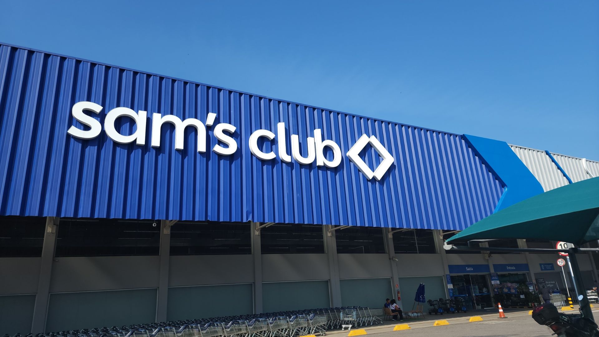 Sam’s Club warehouse store exterior in Brazil with large blue sign