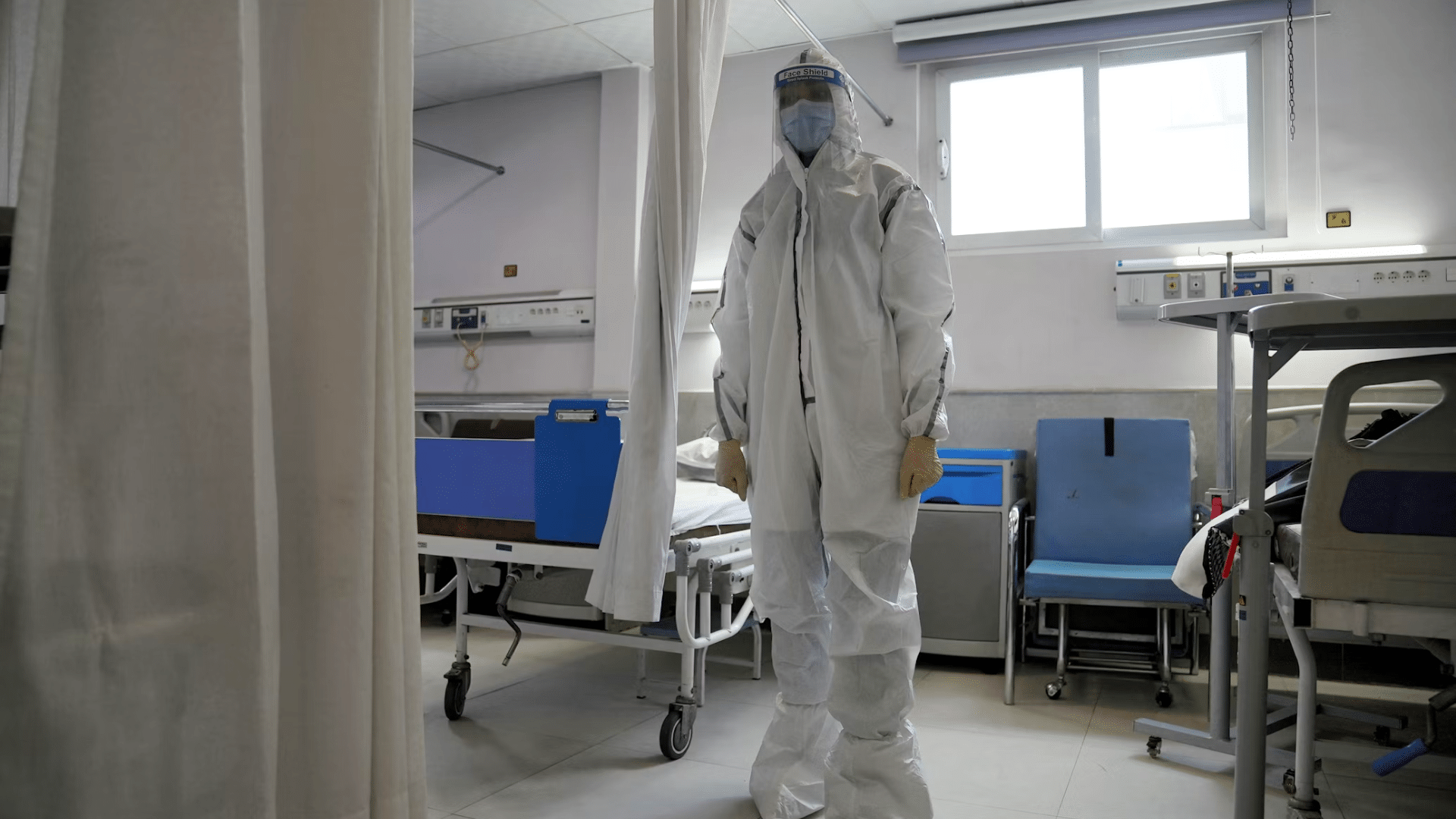 hospital member wearing full PPE