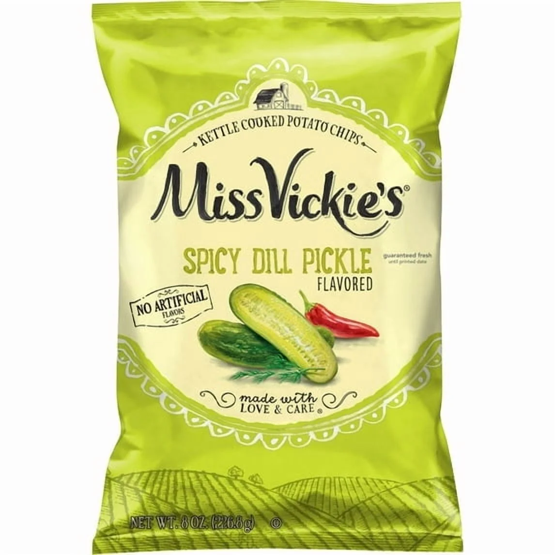 Un sac de 8 onces de chips Miss Vickie's Spicy Dill Pickle est étiqueté sur un fond blanc.