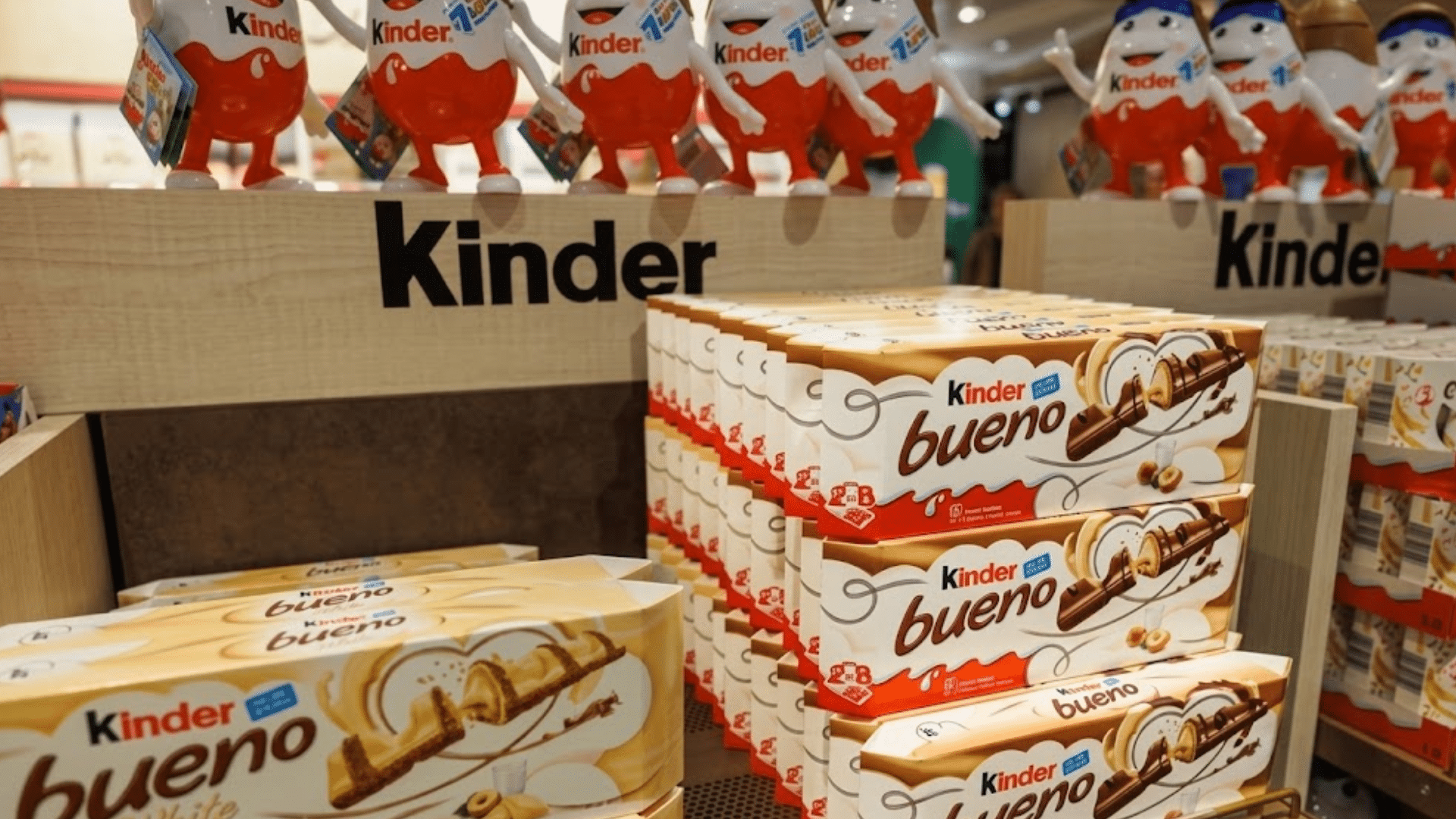 A picture of Kinder Bueno on shelves, one of Ferrero brands.